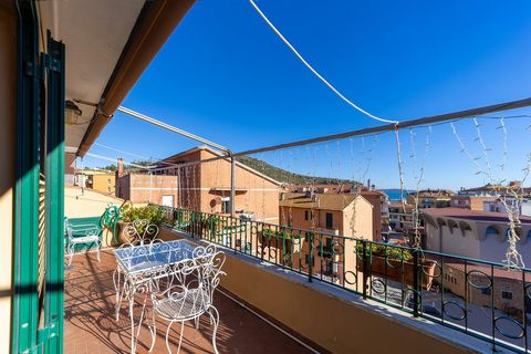 Ampio E Luminoso Attico con Terrazza Panoramica e Box Auto nel Cuore di Porto Ercole. Benvenuti nel cuore di Porto Ercole, dove la tranquillità e la praticità si incontrano in questo ampio attico. Questa casa, che attende di accogliervi, è un rifugio...