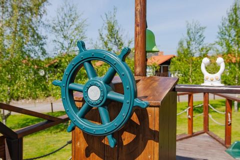 Un centro ricreativo per famiglie con piscina e facile accesso alla spiaggia del mare (strada, pista pedonale e ciclabile). Negozi e ristoranti sono disponibili a breve distanza. L'appartamento arredato con gusto e stile si trova al primo piano di un...