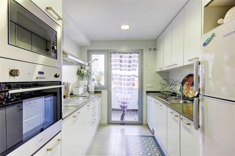 This spacious apartment accommodates up to six guests in three well-furnished bedrooms, offering a living area of 105 m². It includes a 17 m² terrace with outdoor furniture, central heating, air conditioning, a washing machine, satellite TV, and cove...