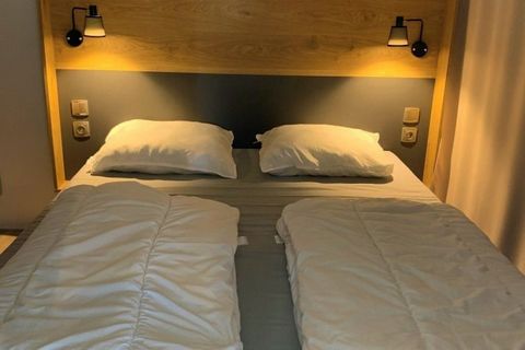 Ontdek een prachtig chalet met comfortabel plaats voor vier gasten, gelegen op een toplocatie in een vakantiepark, op slechts een steenworp afstand van de speeltuin en het zwembad. Deze uitnodigende accommodatie biedt alles wat u nodig heeft voor een...