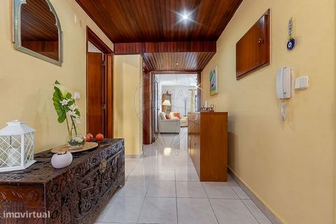 Apartamento T2 em Massamá Apresentamo-lhe este apartamento T2, situado na Rua Professor Doutor Júlio de Matos, num rés-do-chão que beneficia de 70 m² de área útil e está inserido num prédio com elevador. O imóvel encontra-se parcialmente de origem, n...