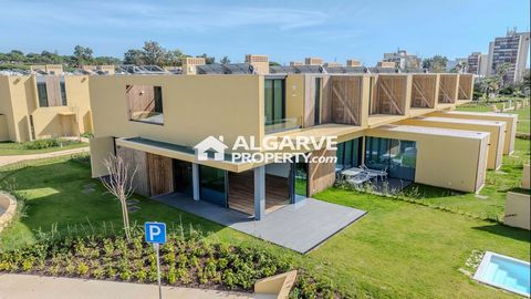 Esta propriedade alia elegância contemporânea à conveniência moderna — ideal para quem procura um estilo de vida luxuoso ou uma oportunidade de investimento de excelência. 3 Quartos espaçosos, todos com roupeiros embutidos, casas de banho privativas ...