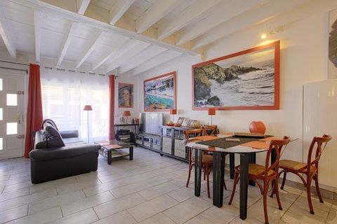 Just a few minutes' walk from shops and the beach, this townhouse consists of a living room, open kitchen, toilet, laundry room, and a beautiful high ceiling. On the first floor, there is a very spacious bedroom with a dressing area, shower room, and...