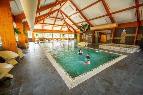 Dit moderne chalet ligt op het ruim opgezette vakantiepark Resort De Zanding, omringd door natuurgebieden, waaronder het Nationale Park De Hoge Veluwe, op 19 km. ten noordwesten van de gezellige stad Arnhem. Het kleinschalige centrum van Otterlo ligt...