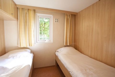 Dit knusse chalet ligt op het ruim opgezette vakantiepark Resort De Zanding, omringd door natuurgebieden, waaronder het Nationale Park De Hoge Veluwe, op 19 km. ten noordwesten van de gezellige stad Arnhem. Het kleinschalige centrum van Otterlo ligt ...