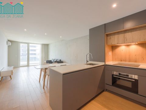 Apartamento de tipologia T1 no centro da cidade de Aveiro, disponível para arrendamento. Apartamento com excelentes áreas, distribuído por uma grande sala de estar/jantar, uma generosa varanda, cozinha semi-equipada, casa de banho de serviço e uma es...