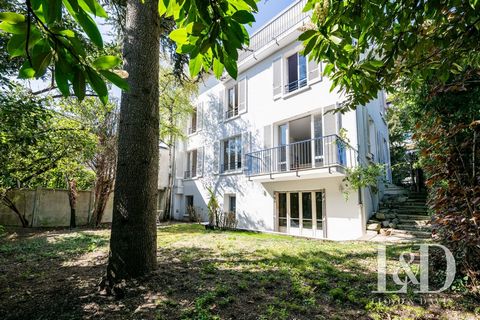 Idéalement située dans le secteur MONTRETOUT, à seulement 10 minutes à pied du Parc de Saint-Cloud, cette maison familiale offre un cadre de vie agréable et lumineux. Avec une surface habitable de 183,13 m² et une surface au sol totale de 259,24 m², ...
