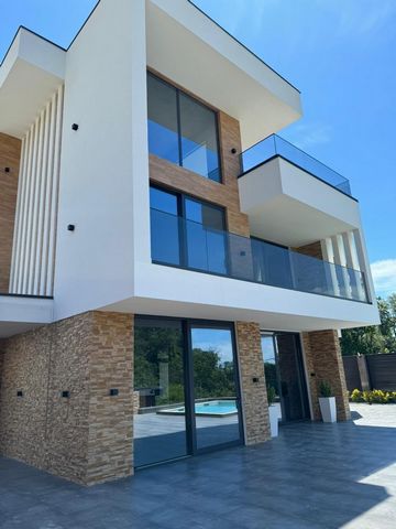Contemporary Three-Storey Villa in the Heart of the City This elegant villa, designed in a sleek modern architectural style, offers a perfect blend of aesthetics, convenience, and privacy in one of the city's most desirable locations — the Central Di...