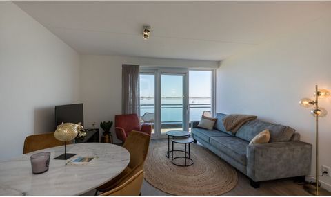 Welkom in Sint Annaland, welkom in dit ruime appartement voor 4 personen. Vanuit alle vertrekken stap je via de schuifdeuren op de balkons. Vanaf het grootste balkon kijk je uit over de grootste jachthaven van het eiland, ook wel de ‘de parel in de D...