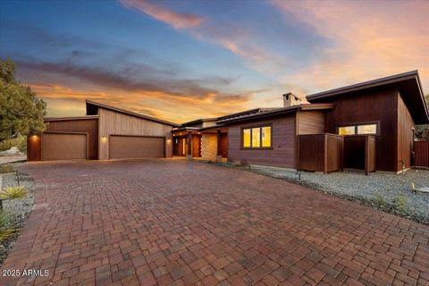 Waar modern comfort en rustieke elegantie elkaar ontmoeten. Welkom in een huis dat niet alleen bestaat, het nodigt je uit om uit te ademen. Verscholen binnen de exclusieve poorten van Talking Rock Ranch, combineert dit nieuw gebouwde modern-rustieke ...