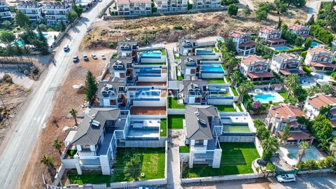 Maison Individuelle avec Grand Jardin et Système Domestique Intelligent à Fethiye Cette maison indépendante offre quatre chambres à coucher, chacune avec une salle de bains privative. Le rez-de-chaussée comprend deux chambres spacieuses, un bain turc...