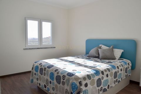 Moradia T4, com 211m² de área bruta, localizada no Lugar da Areia Branca, em Lourinhã. A 2min (carro) da praia, toda renovada em 2023, é composta por: RÉS-DO-CHÃO: - Sala ampla, com acesso à sala de refeições; - Casa-de-Banho completa; - Despensa; - ...