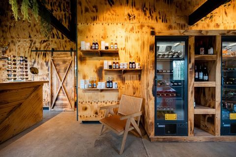 Het prachtige ontwerp van dit luxe vakantiehuis past perfect in de natuurrijke omgeving van het resort en ligt bovendien aan de bosrand. De inrichting en het interieur zijn in dezelfde stijl doorgevoerd door het gebruik van natuurlijke materialen en ...