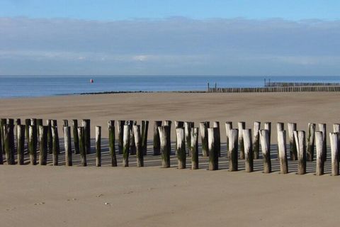 Welkom in dit comfortabele vakantieappartement in het charmante Zoutelande op slechts 50 meter van de duinovergang naar het zonnigste strand van Nederland. Ervaar de serene rust in dit appartement op de begane grond, met alle gemakken binnen handbere...