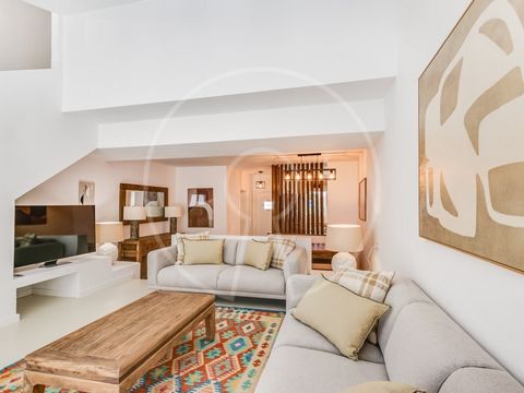 Moradia V1 totalmente mobilada, decorada e equipada a estrear na Quinta da Marinha. Apresentamos esta moradia pronta a habitar que beneficiou de uma remodelação integral ao nível interior e exterior e que se encontra mobilada e decorada com muito bom...