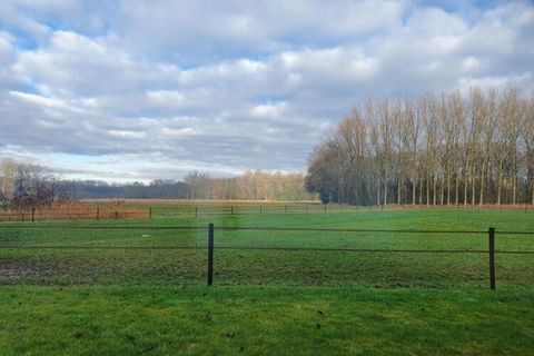 Escape to the peaceful countryside of Sint-Oedenrode in this beautifully renovated home—perfect for families or groups seeking space, comfort, and charm. Cleverly divided into two stylish apartments that can be combined into one spacious residence, t...