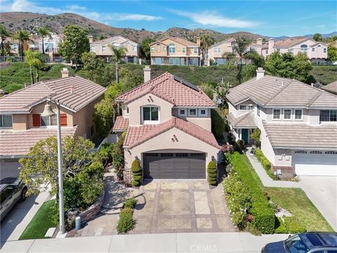 A light and bright gem with entertainer’s backyard—this is your turnkey Foothill Ranch dream home!” Welcome to 55 Fairfield! You are greeted by a beautiful custom front door, which leads you to an inviting living space, dining room, kitchen and famil...