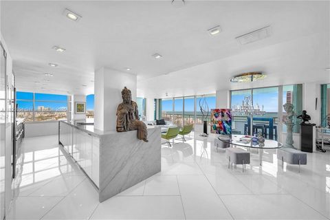 Designer loft aan de oceaan in de lucht. Locatie is alles, en deze adembenemende hoekwoning op de 23e verdieping biedt een ongeëvenaard direct uitzicht op de oceaan en de stad door kamerhoge glazen ramen en een terras dat toegankelijk is vanuit alle ...