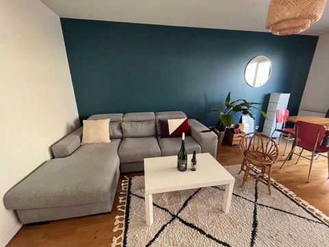 Nous avons le plaisir de vous proposer ce très agréable 2 pièces dans une résidence de 2006 au troisième étage avec ascenseur . L'appartement se compose d'une très belle cuisine équipée et aménagée semi ouverte sur une pièce de vie de plus de 20m² do...