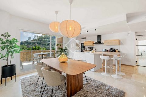 Experimente la vida elevada en este apartamento exquisitamente renovado de 3 dormitorios y 2 baños situado en la prestigiosa comunidad de Puerto del Almendro, Benahavís. Combinando el confort contemporáneo con la serenidad natural, esta casa está dis...
