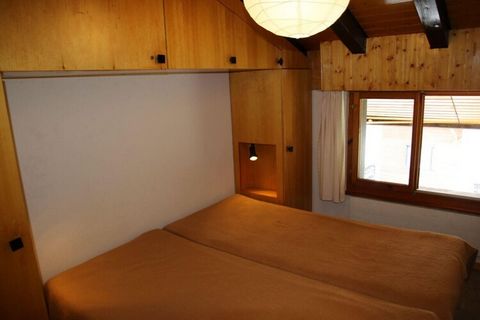 Experience this authentic apartment in Veysonnaz, Switzerland, perfect for families, couples, or friends. Accommodating up to 4 guests, this cozy apartment offers a warm and welcoming atmosphere with stunning mountain views. The living room features ...