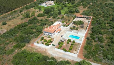 Espaçosa casa de campo inserida num vasto terreno de 4.950 m² , oferecendo um verdadeiro refúgio de tranquilidade e privacidade total , situada em Foral , nas imediações de Algoz, no Algarve. Completamente mobilada e distribuída por dois pisos , esta...