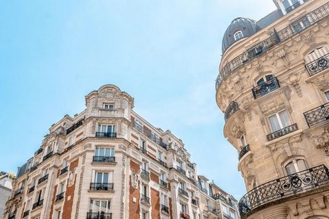 Benoit Moreau vous propose, dans le secteur prisé Convention/Vaugirard, disposant du métro (ligne 12), des commerces, écoles, cinémas et de toutes commodités (réputé marché de la Convention), aux deuxième et troisième étages par ascenseur d'un bel im...
