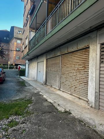 Venta de plaza de garaje en INTXAURRONDO Registralmente es un local comercial, APTO PARA PODER DESARROLAR ACTIVIDAD. Zona Garro-Julimasene donde el polideportivo de Mons. PLAZA CERRADA DE 13 METROS LARGO 4,68 M ANCHO 2,66 M ALTURA 2,68 M ANCHO DE ENT...