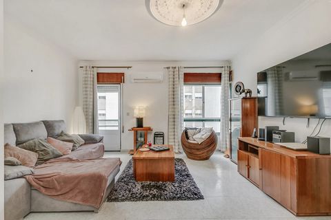 Apresentamos este agradável apartamento T2, localizado numa zona tranquila do Carregado. O imóvel encontra-se em excelente estado de conservação, pronto a habitar, ideal tanto para residência própria como para investimento. Conta com vidros duplos, g...