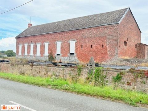 Prisches Corps de ferme avec une grande grange à rénover!!