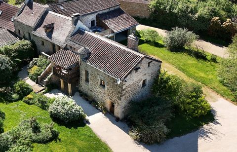 Belle et grande bâtisse dans un hameau.