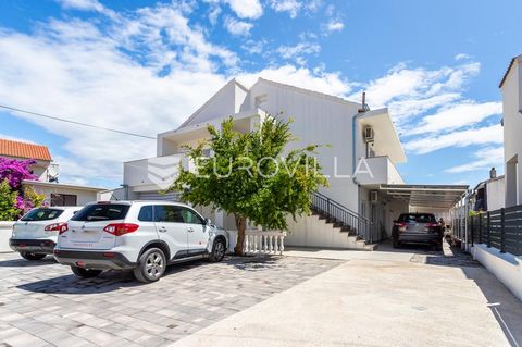 In an attractive location in Vodice, only 350 meters from the sea and near the popular Blue beach, a house on two floors with a total net area of 208 m² is for sale. Located on a plot of land of 354 m², this property offers excellent potential for to...