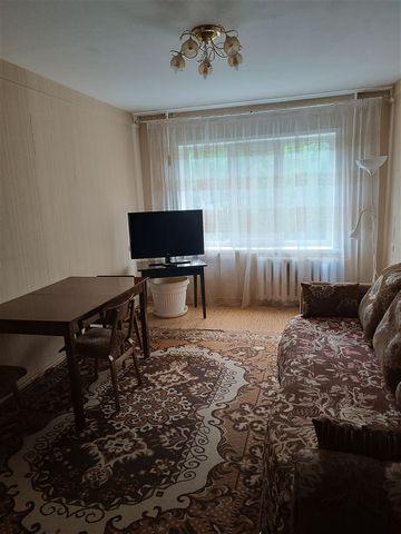 ID в ИМЛС: 46998426 Продам 2-комн. квартиру ( г Омск ул Карбышева 27А). Квартира на втором этпаже пятиэтажного дома. В хорошем сотсоянии, не требует ремонта, оставется куня, стиральная машинка, в комнате - шкаф-купе. Большрй двор, детская площадка. ф...