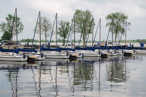 Cette péniche confortable avec jardin sur l'eau se trouve dans un endroit magnifique au bord de Jachthaven Waterrijck avec une vue imprenable sur le lac Sneekermeer. L'emplacement et les installations à bord garantissent une expérience confortable, d...