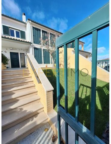 You have an excellent business opportunity here, in São Martinho do Porto, where you will find a great 4 bedroom townhouse, with 2 floors for own housing with an excellent closed garage with 3 electric gates for 3 cars; with an excellent outdoor spac...