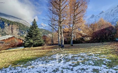 Terrain Nox. In the exclusive Les Chavants area, discover this magnificent 649 m² plot sold with planning permission for an exceptional chalet. The project comprises : Ground floor: entrance hall, ski room and utility room. First floor: a spacious 50...