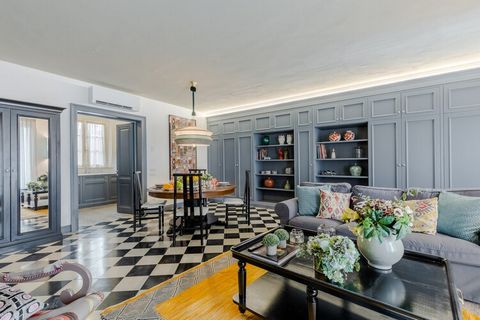 Immergetevi in una fuga senza tempo in questo raffinato appartamento nel cuore del centro storico di Lucca, dove tranquillità, storia e scoperta si fondono armoniosamente. Situata al primo piano di un prestigioso palazzo rinascimentale, un tempo sede...