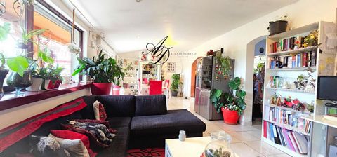 Située dans un quartier résidentiel agréable, cette maison des années 50 offre un cadre de vie confortable, fonctionnel et plein de charme sur une belle parcelle arborée. Érigée sur un sous-sol total, la maison développe environ 106 m² habitables (en...