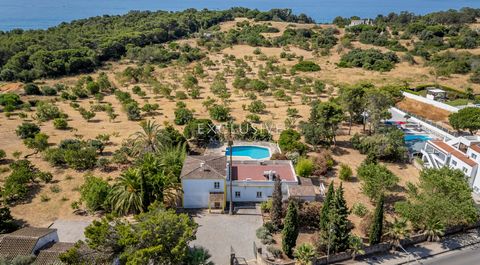 Deze quinta in traditionele stijl ligt tussen Alvor en Praia do Vau en op slechts een paar minuten lopen van het strand. Met een perceel van 25.960m2 is het een unieke kans om een huis zo dicht bij de oceaan te kopen. De geplaveide oprijlaan biedt vo...
