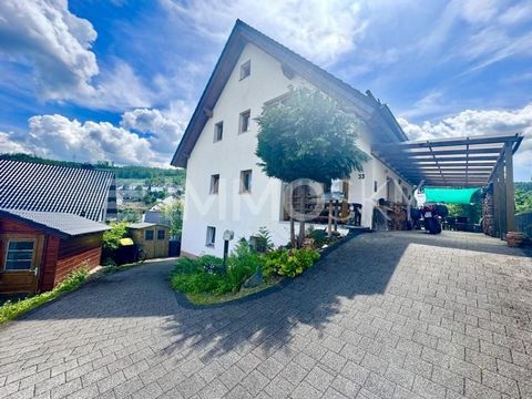 Un confort de vie solidement isolé et intelligemment planifié dans un endroit calme à la lisière de la forêt à Seelbach près de Siegen Cette charmante propriété convainc non seulement par son emplacement idyllique dans le quartier populaire de Seelba...