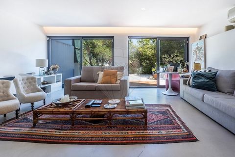 4 Bedroom Villa with Garden and Garage / Calçada dos Mestres – Campolide, LisbonCompletely refurbished in 2018, this 4 bedroom villa offers an exclusive lifestyle in one of the most central and sought-after areas of Lisbon — Calçada dos Mestres (Rua ...