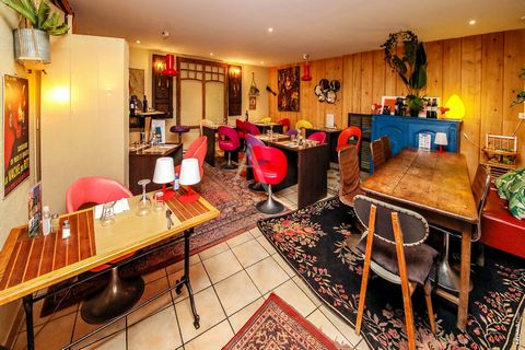 En plein centre ville de Gaillac, venez découvrir ce charmant restaurant / brocante de 124 m² pouvant accueillir jusqu'à 50 couverts à l'intérieur. Il se compose de 2 salles, une sur l'avant du restaurant et une seconde à l'arrière, 2 bars, une cuisi...