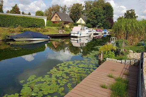 Ferienhaus, 1 Wohnzimmer-mit Schlafsessel-TV - WLAN- 1 Schlafzimmer, offene Küche, Toilette-Dusche, Fußbodenheizung, Fliegengitter, Rollladen Terrasse: Pavillon, Gas-Grill, Sonnenliegen, Steg, Badeleiter, Angelboot, mit Motor ist möglich, Benzin muss...