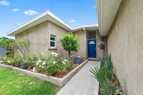 Presenting 511 W Maplewood located in Fullerton, CA. This highly sought after Eichler style home is part of the Fullerton Historic Forever Homes, is impeccable inside and out and is the true definition of a masterpiece. The interior of the home is fl...