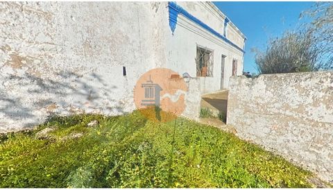 Le terrain mixte en question est une propriété unique située dans un environnement calme, entouré d'arbres et de paysages dégagés. Avec une vue imprenable sur la campagne et une vue panoramique sur la mer, le terrain est en pente douce et reçoit du s...