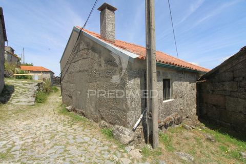 Gemeinsamer Verkauf von 3 alten Häusern in Lugar de Bezeguimbra, Gemeinde Valdreu, Gemeinde Vila Verde, Braga. Steinhäuser in einem kleinen alten Dorf, von denen einige bereits restauriert wurden, die Teil der Vila Verde Trails sind und ein Muss auf ...