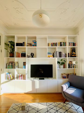 Localizado num bairro procurado perto do Marquês de Pombal, este amplo apartamento T3 oferece uma combinação perfeita de vida moderna e charme tradicional. Inundado de luz natural, o imóvel apresenta belos soalhos de madeira e tetos altos e trabalhad...