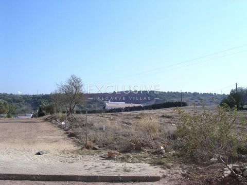 Terreno em Bensafrim, com projecto de arquitectura aprovado para um lotemento de 11 parcelas em que podem ser construídas 11 moradias geminadas com 2 pisos acima e um como uma cave para garagem. Max construção civil será de 200 m2 no 2 andares.