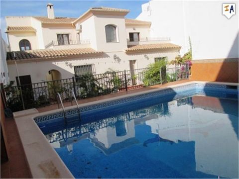 Deze prachtige 17 jaar oude, 350m2 bebouwde villa met 5 slaapkamers en 4 badkamers en een zwembad is gebouwd met de beste materialen om een prestigieus familiehuis te bieden. Gelegen in het mooie stadje Fuente Tojar in de provincie Cordoba in Andalus...