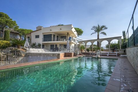 Luxurious house for sale built with high quality materials and extraordinary design. The villa has stunning sea views and is located in the urbanization Treumal, Calonge. The house has 8 bedrooms and 6 bathrooms (some with hydro-massage). The constru...